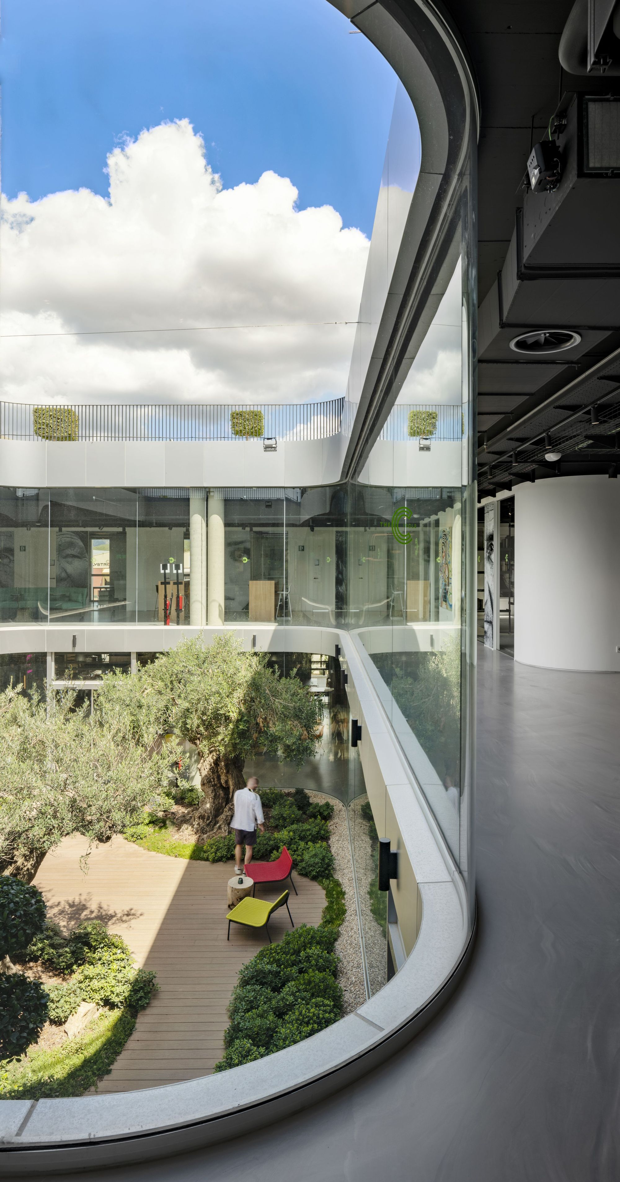 Galería de Edificio de oficinas en Son Bugadelles / Jordi Herrero