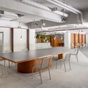 Nippon Shinyaku-Koku Office / Reiichi Ikeda Design - Interior Photography, Table, Chair, Windows