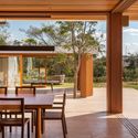 Casa Horizonte Infinito / Siqueira + Azul Arquitetura - Fotografía interior, Casas, Puerta, Sillas