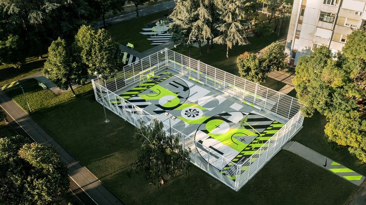 Nike inaugura quadra de basquete feita com tênis reciclados na Sérvia  - Imagem 2 de 8