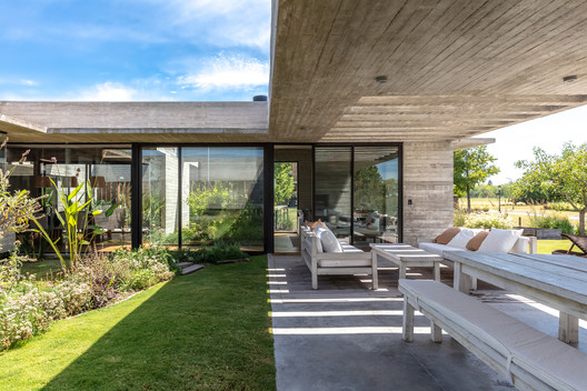 10 casas con pérgolas de hormigón en Argentina 10 casas con pérgolas de hormigón en Argentina - Imagen 2 de 11