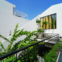 9 - Hoa 'House / IZ Architects: C&ocirc;ng tr&igrave;nh thiết kế kh&ocirc;ng gian mở kết nối trực tiếp với b&ecirc;n ngo&agrave;i.