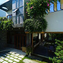 7 - Hoa 'House / IZ Architects: C&ocirc;ng tr&igrave;nh thiết kế kh&ocirc;ng gian mở kết nối trực tiếp với b&ecirc;n ngo&agrave;i.
