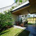 8 - Hoa 'House / IZ Architects: C&ocirc;ng tr&igrave;nh thiết kế kh&ocirc;ng gian mở kết nối trực tiếp với b&ecirc;n ngo&agrave;i.