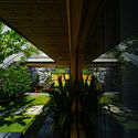 10 - Hoa 'House / IZ Architects: C&ocirc;ng tr&igrave;nh thiết kế kh&ocirc;ng gian mở kết nối trực tiếp với b&ecirc;n ngo&agrave;i.
