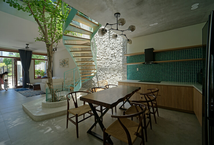 Hoa’ House / IZ Architects - Interior Photography, Dining room, Table, Chair, Windows