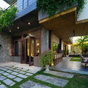 13 - Hoa 'House / IZ Architects: C&ocirc;ng tr&igrave;nh thiết kế kh&ocirc;ng gian mở kết nối trực tiếp với b&ecirc;n ngo&agrave;i.