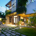 29 - Hoa 'House / IZ Architects: C&ocirc;ng tr&igrave;nh thiết kế kh&ocirc;ng gian mở kết nối trực tiếp với b&ecirc;n ngo&agrave;i.