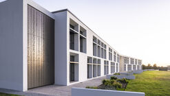 Parklands College Secondary School / dhk Architects