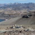 Assinalar a presença no território: O Marco Comemorativo Comissão Pehuenche na Região do Maule, Chile - Image 2 of 4