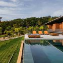 Diluindo limites: 20 casas com piscina de borda infinita - Image 2 of 4