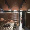 La casa intermedia / Equipo de Arquitectura - Fotografía interior, Casas, Puerta, Sillas