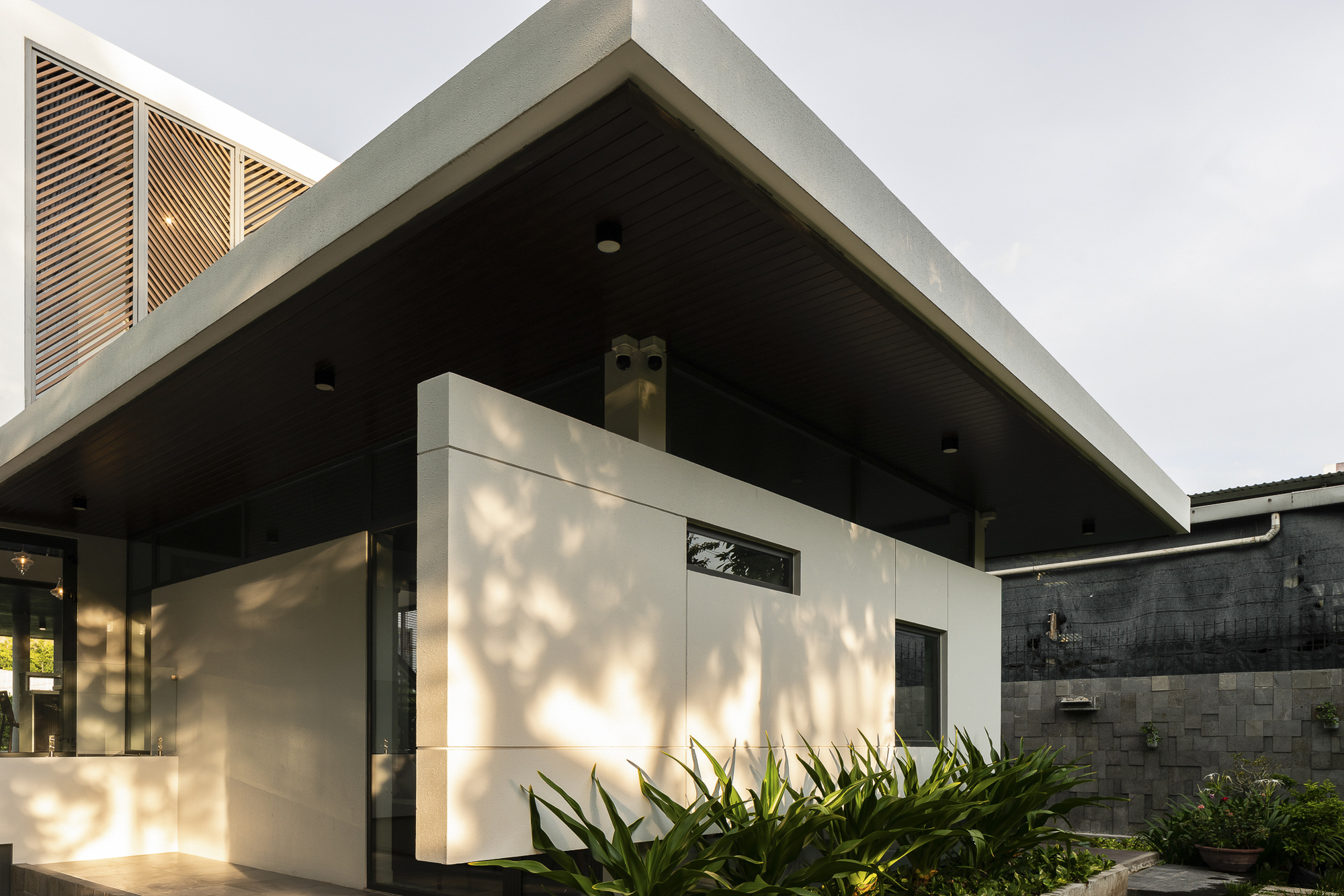 Gallery of H House / G+ Architects - 11