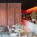 材料颜色渐变，“变色龙”咖啡馆 / MVRDV + GRAS Arquitectos - 室内图, 咖啡店室内设计, 椅子