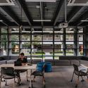 MAKER SPACE - USP UDEM / Garza Camisay arquitectos - Fotografía interior, Edificios, Fijación Vigas, Mesas, Sillas