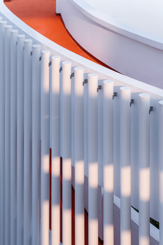 凤西小学 / 米丈建筑 凤西小学 / 米丈建筑 - 室内图, 楼梯, 扶手