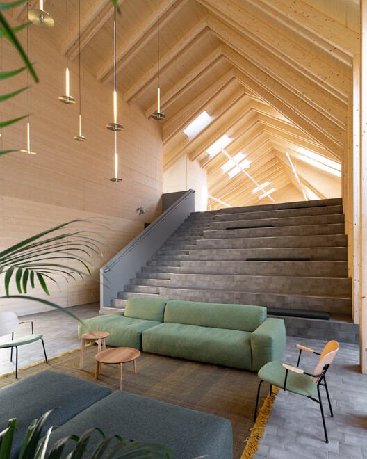 Centro Comunitário de Großweikersdorf / smartvoll Centro Comunitário de Großweikersdorf / smartvoll - Fotografia de Interiores, Sala de Estar, Sofá, Janela, Viga