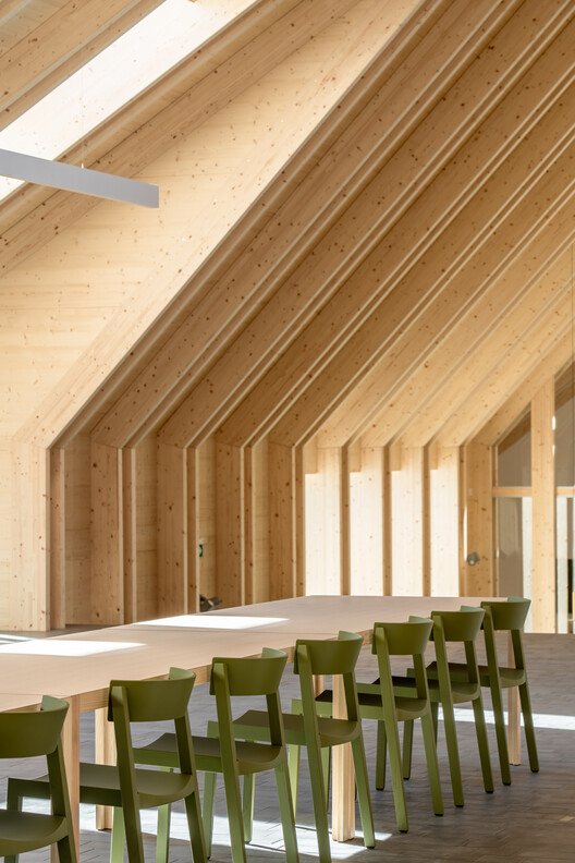 Centro Comunitário de Großweikersdorf / smartvoll Centro Comunitário de Großweikersdorf / smartvoll - Fotografia de Interiores, Sala de Jantar, Cadeira