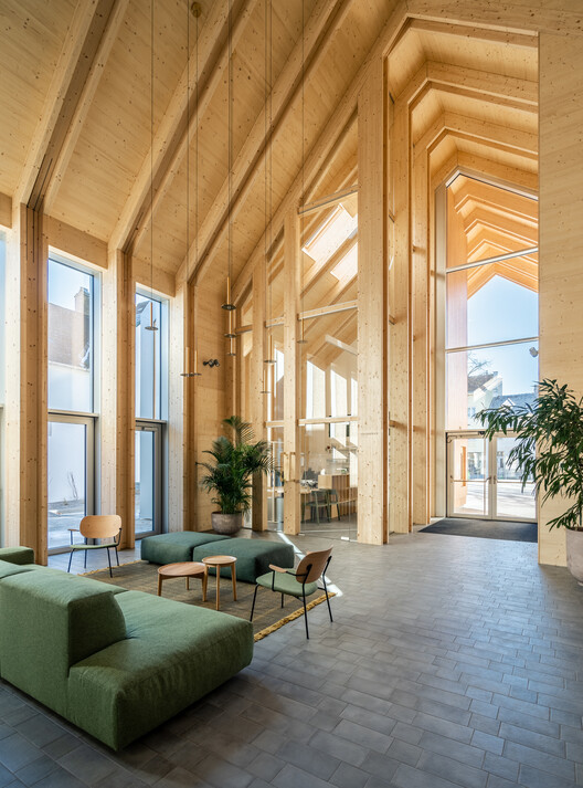 Centro Comunitário de Großweikersdorf / smartvoll Centro Comunitário de Großweikersdorf / smartvoll - Fotografia de Interiores, Sala de Estar, Sofá, Janela, Viga