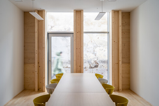 Centro Comunitário de Großweikersdorf / smartvoll Centro Comunitário de Großweikersdorf / smartvoll - Fotografia de Interiores, Sala de Jantar, Mesa, Cadeira