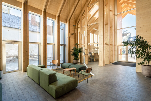 Centro Comunitário de Großweikersdorf / smartvoll Centro Comunitário de Großweikersdorf / smartvoll - Fotografia de Interiores, Sala de Estar, Sofá, Janela, Viga