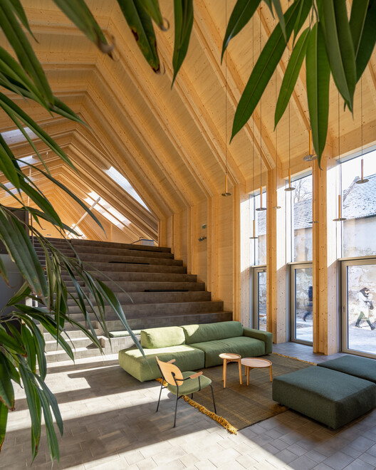 Centro Comunitário de Großweikersdorf / smartvoll Centro Comunitário de Großweikersdorf / smartvoll - Fotografia de Interiores, Sala de Estar, Mesa, Sofá, Janela, Cadeira