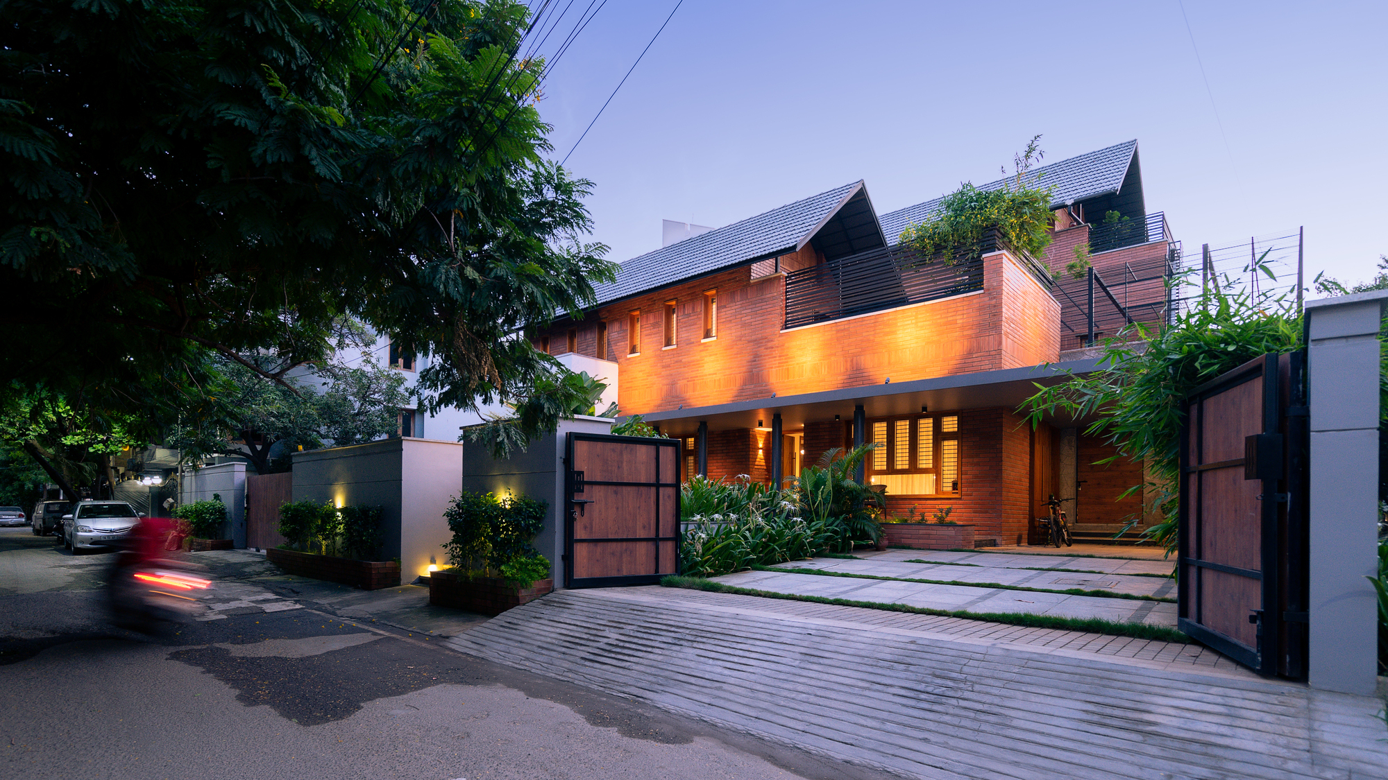 Live and house. Triple house.