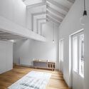 Reforma de vivienda en bajo cubierta / Eva María Castro Álvarez + EeG arquitectos - Fotografía interior, Preservación Histórica, Fijación Vigas, Puerta, Iluminación