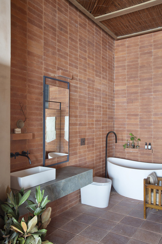 20 Bathrooms with Bathtubs: From Luxury Objects to Small Spaces 20 Bathrooms with Bathtubs: From Luxury Objects to Small Spaces - Image 4 of 21