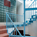 15 staircase - L&Acirc;M's Home: Ng&ocirc;i nh&agrave; nhỏ 30m2 thiết kế nhỏ xinh ấn tượng cho c&ocirc; con g&aacute;i