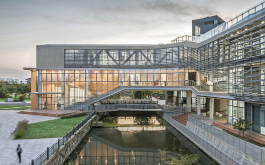  桥上教学楼，盐城外国语学校创新中心 / 普泛建筑 - 建筑图