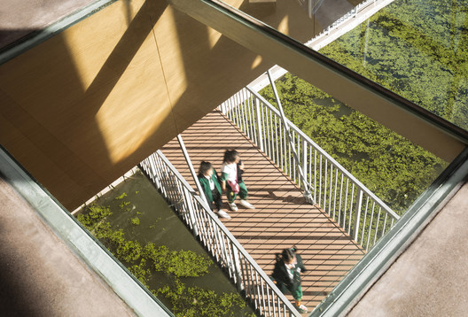  桥上教学楼，盐城外国语学校创新中心 / 普泛建筑 - 室内图, 楼梯