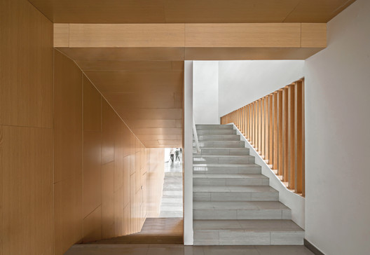  桥上教学楼，盐城外国语学校创新中心 / 普泛建筑 - 室内图, 楼梯