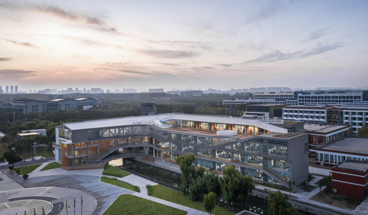  桥上教学楼，盐城外国语学校创新中心 / 普泛建筑 - 建筑图