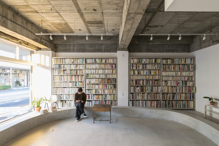 Casa com Pequena Biblioteca / Hiroshi Kinoshita and Associates - Fotografia de Interiores, Prateleira