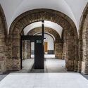 Rehabilitación del Ayuntamiento de San Fernando / Alt-q Arquitectura - Fotografía interior, Renovación, Fachada, Pilares, Arcada, Arco, Puerta
