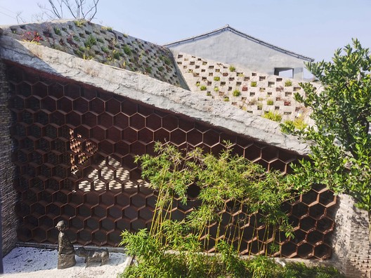 山根之花 / 谱观建筑 - 建筑图, 砖, 围栏