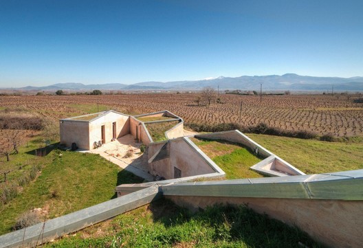 Green roofs: toward more sustainable, biodiverse, and healthy cities - Image 6 of 16