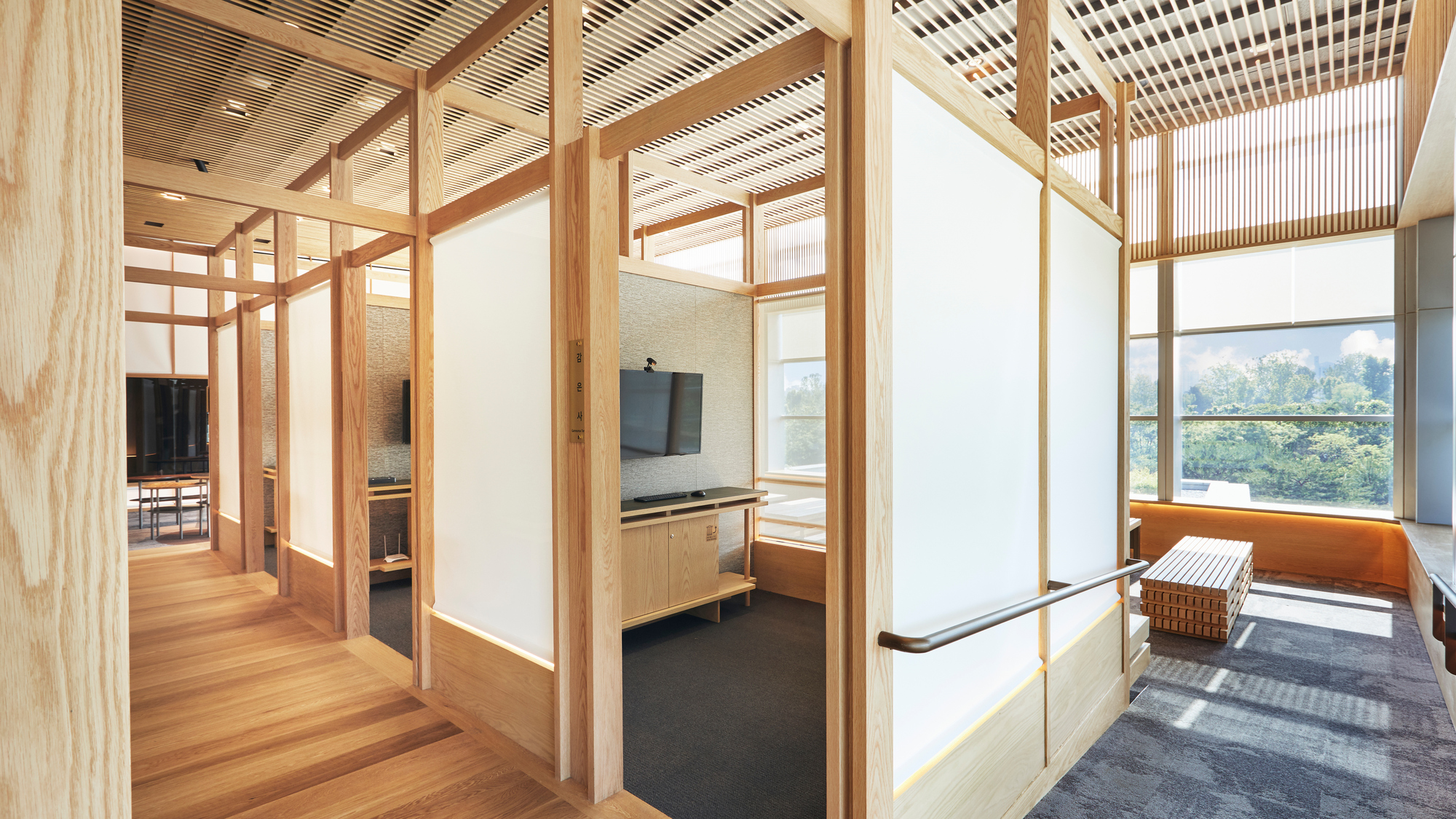 Gallery of Immersive Digital Gallery / Listen Communication - 4