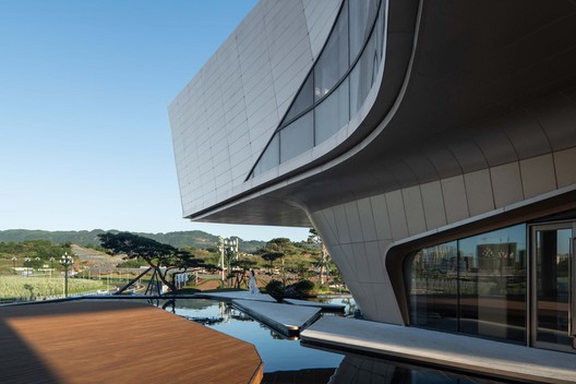 Centro de Entretenimento Yibin White Magnolia / Challenge Design - Fotografia de Exterior