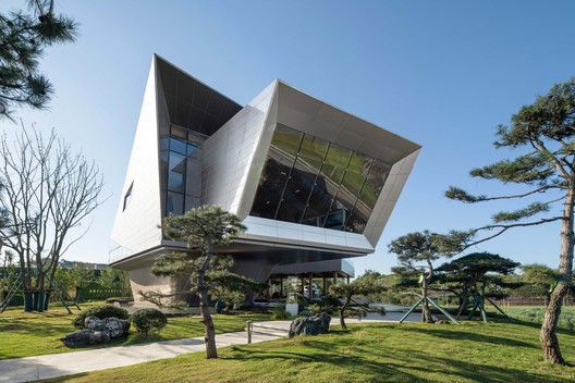 Centro de Entretenimento Yibin White Magnolia / Challenge Design - Fotografia de Exterior