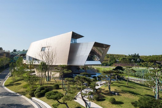 Centro de Entretenimento Yibin White Magnolia / Challenge Design - Fotografia de Exterior