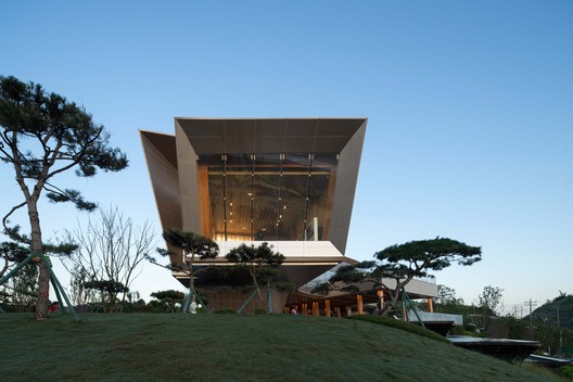 Centro de Entretenimento Yibin White Magnolia / Challenge Design - Fotografia de Exterior