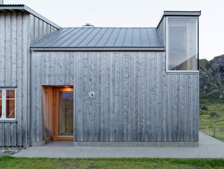 The Sobriety of Untreated Wood Facades: Tips and Inspiring Examples - Featured Image