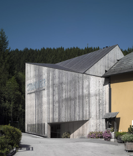 The Sobriety of Untreated Wood Facades: Tips and Inspiring Examples - Image 7 of 12