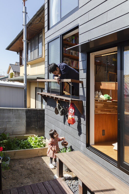 House in Tsukimiyama / Peak Studio - Exterior Photography, Windows, Facade, Stairs, Handrail, Deck