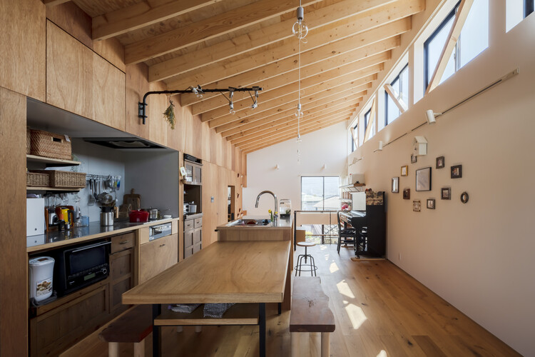 House in Tsukimiyama / Peak Studio - Interior Photography, Kitchen, Table, Countertop, Chair, Beam