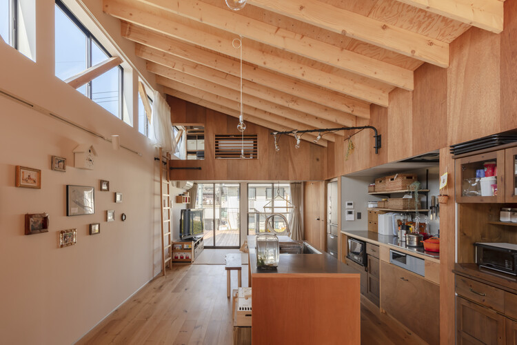 House in Tsukimiyama / Peak Studio - Interior Photography, Kitchen, Shelving, Windows, Beam, Chair