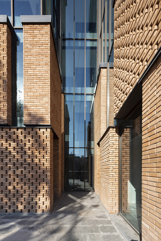 Bricks on The move Building / Ákaran Architects - Interior Photography, Brick, Windows, Facade, Arch