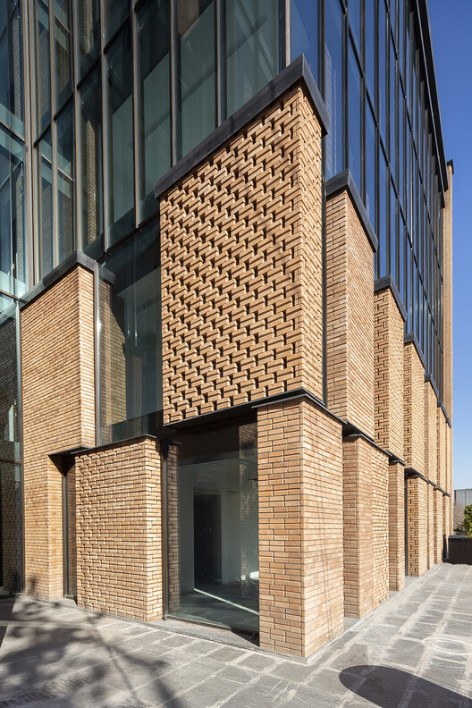 Bricks on The move Building / Ákaran Architects - Exterior Photography, Brick, Windows, Facade